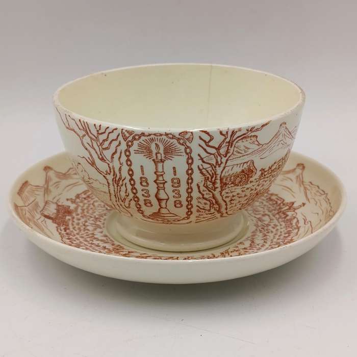 Vintage Voortrekker monument souvenir bowl and saucer - de Sphinx Maastricht - fine crack in bowl