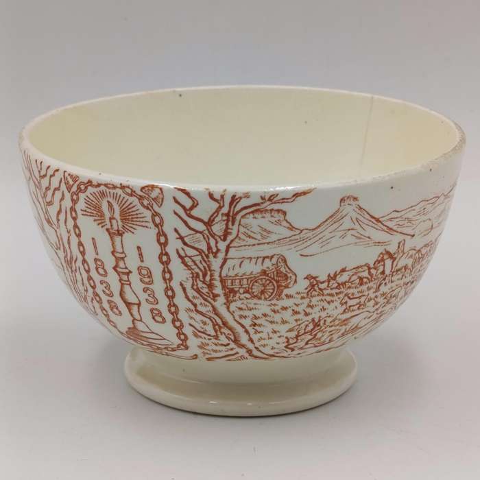 Vintage Voortrekker monument souvenir bowl and saucer - de Sphinx Maastricht - fine crack in bowl