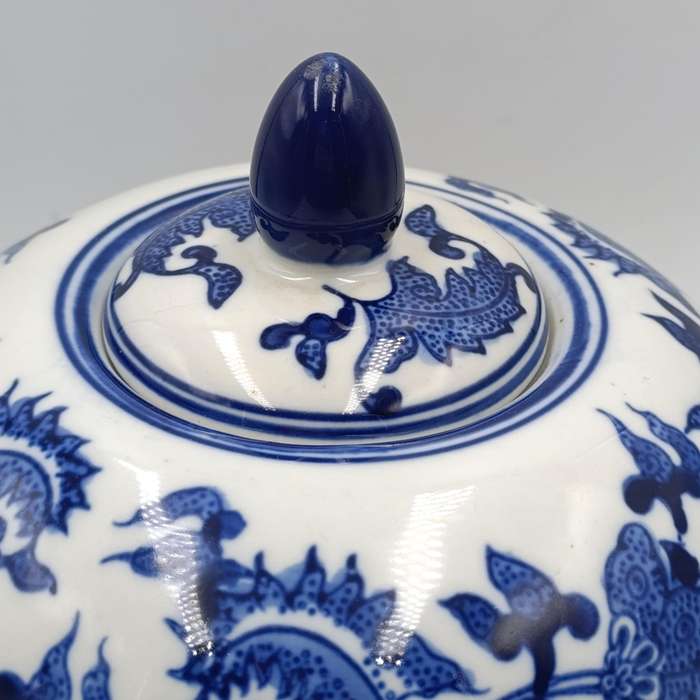 Antique style Chinese jar whith lid