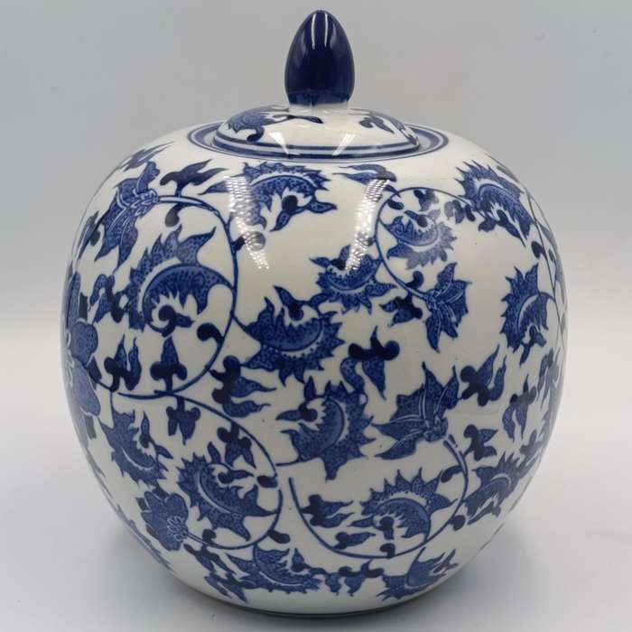 Antique style Chinese jar whith lid
