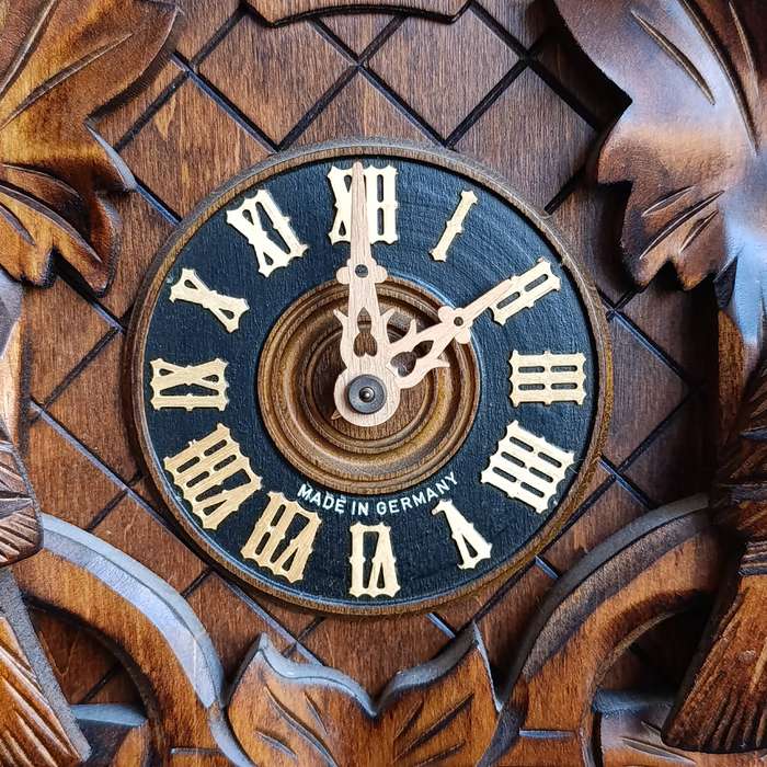Beautiful Black Forest Cuckoo clock - working