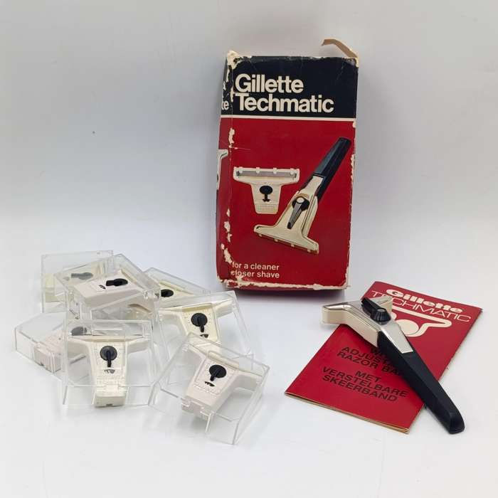 Vintage Gillette Techmatic razor with 7 extra cartridges