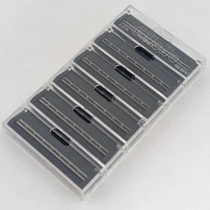 Vintage Gillette Deluxe Trac II razor in case with 6 blades