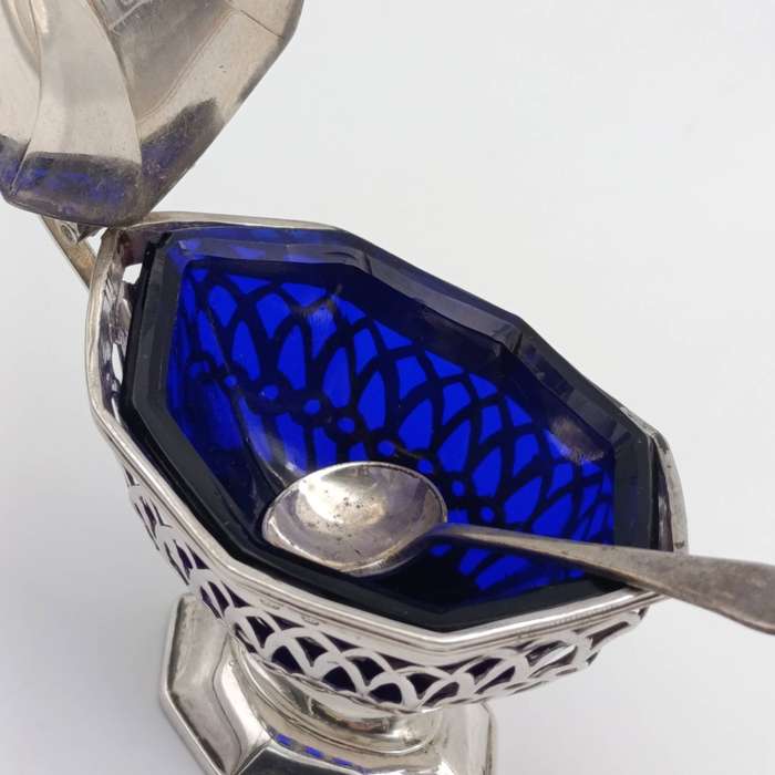 Hallmarked Sterling silver mustard pot with blue glass octagonal inside - silver alone is 57,9g
