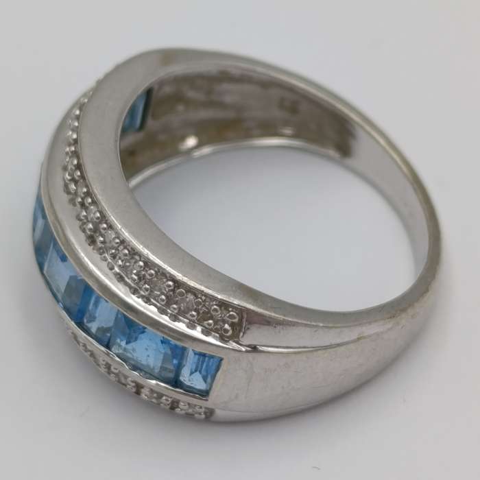 9kt white gold ring with 24 diamonds and 9 blue stones (aquamarine or topaz) - weight 4.9g