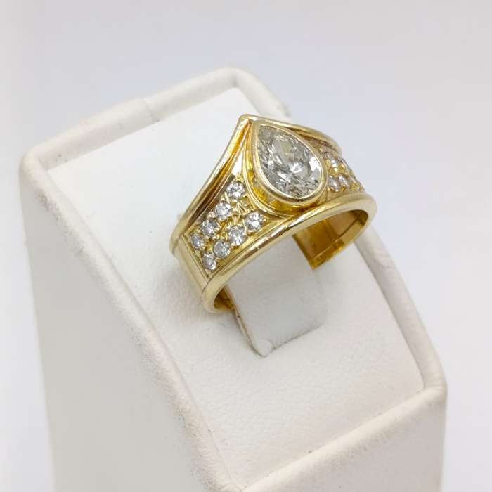 18Kt gold ring with 16 small diamonds and one large teardrop fancy yellow diamond of 0,87 carat