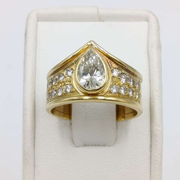 18Kt gold ring with 16 small diamonds and one large teardrop fancy yellow diamond of 0,87 carat