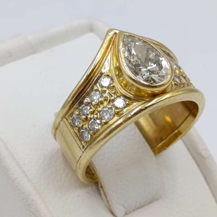 18Kt gold ring with 16 small diamonds and one large teardrop fancy yellow diamond of 0,87 carat