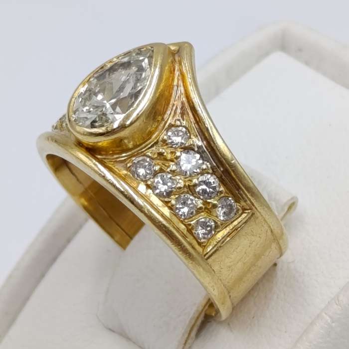18Kt gold ring with 16 small diamonds and one large teardrop fancy yellow diamond of 0,87 carat