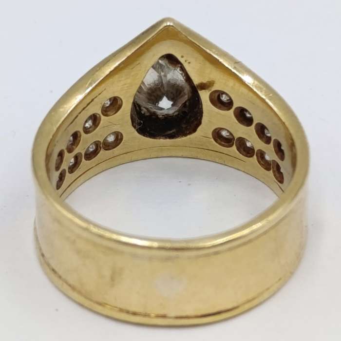 18Kt gold ring with 16 small diamonds and one large teardrop fancy yellow diamond of 0,87 carat