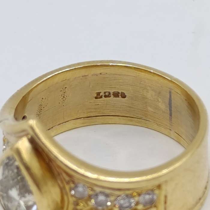 18Kt gold ring with 16 small diamonds and one large teardrop fancy yellow diamond of 0,87 carat