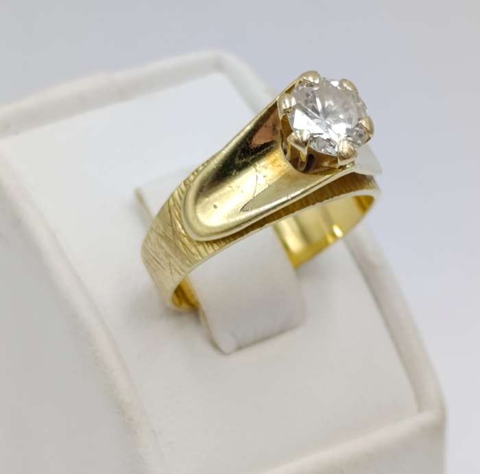 18Kt gold ring of about 7g with large diamond of about 1,2 carat