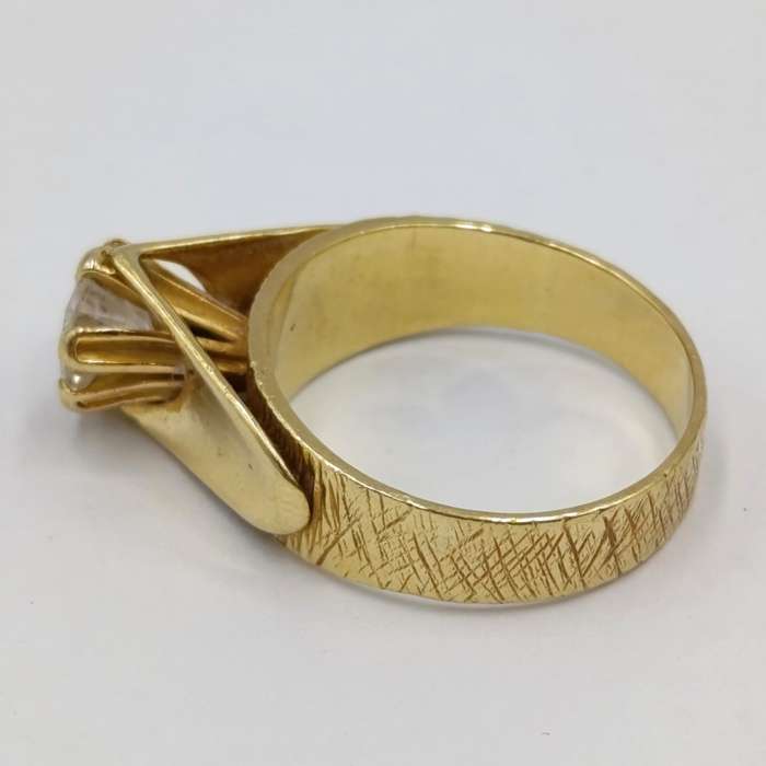 18Kt gold ring of about 7g with large diamond of about 1,2 carat
