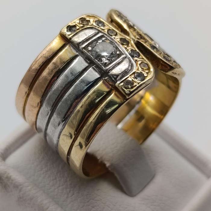Beautiful 14 kt yellow, white and rose gold ring with 2 clear white diamonds of about 0,25 ct each