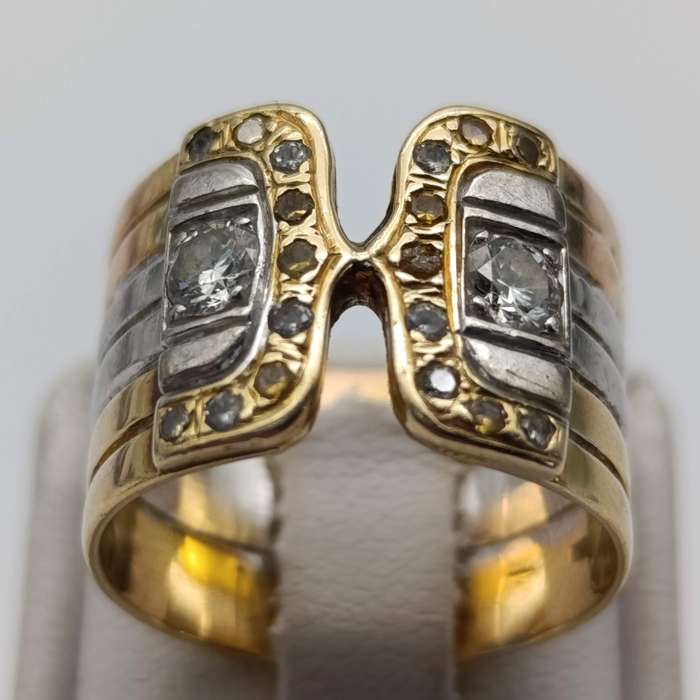 Beautiful 14 kt yellow, white and rose gold ring with 2 clear white diamonds of about 0,25 ct each