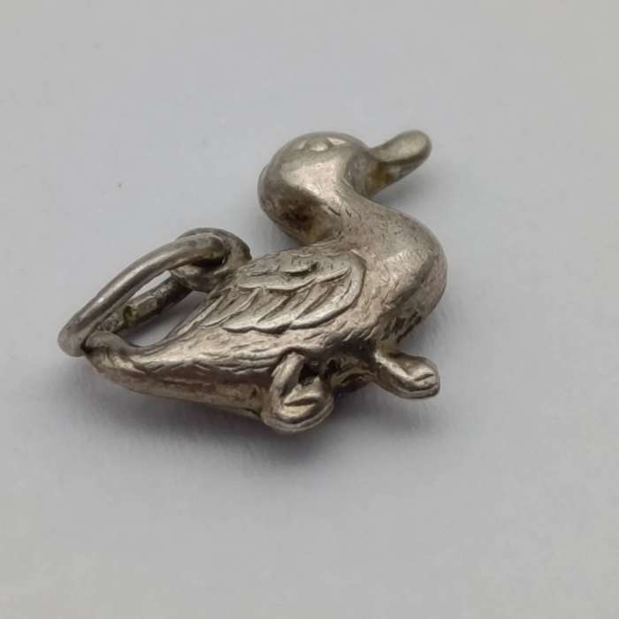 Sterling silver duck charm - weighs 0.4g