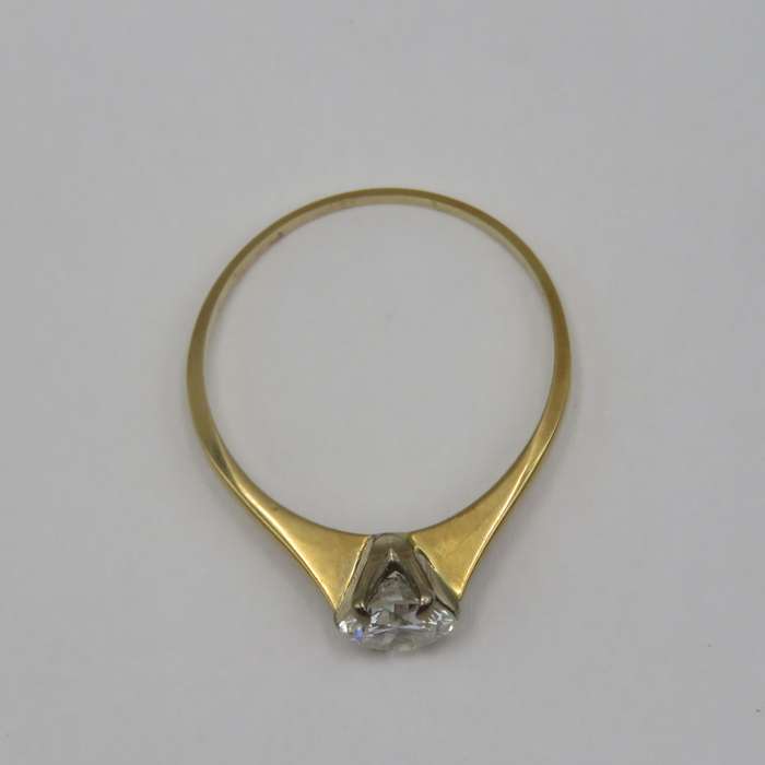 18kt Gold ring with large Diamond of about 0,85 carat - Size Q 1/2