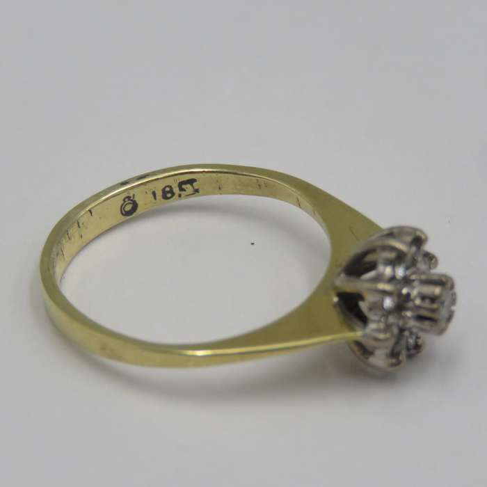Vintage 18kt Yellow gold diamond ring with 9 small diamonds - Weighs 3,2 grams - Size L 1/2