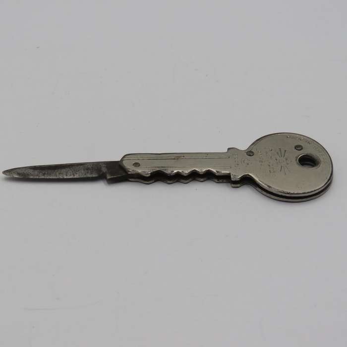 Vintage Richards Lamp Post key shaped pocket knife