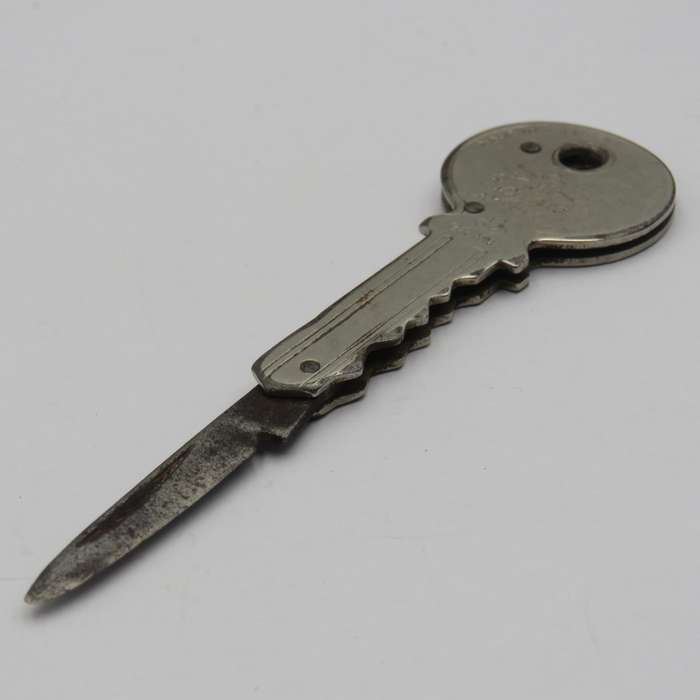 Vintage Richards Lamp Post key shaped pocket knife