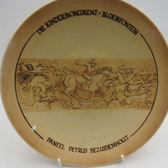 Die kindermonument - Bloemfontein - Paneel Petrus Bezuidenhout porcelain plate - Drostdy ware
