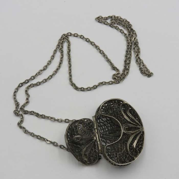 Silverplated vintage filagree purse with chain