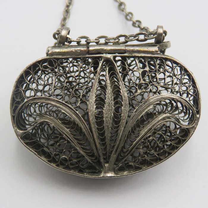 Silverplated vintage filagree purse with chain