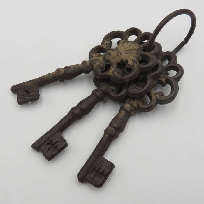 Set of 3 antique style cast iron keys