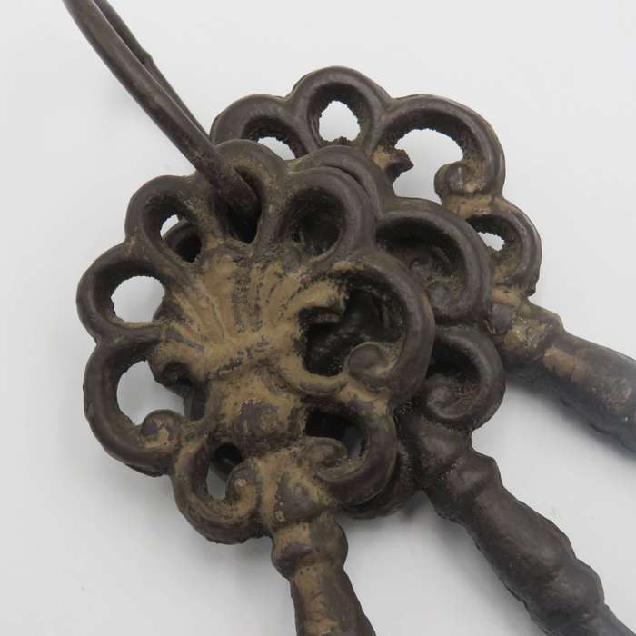 Set of 3 antique style cast iron keys