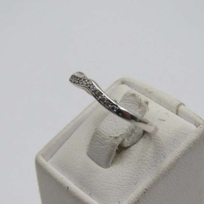 Sterling silver ring band with clear stones - weighs 1.7g - size N