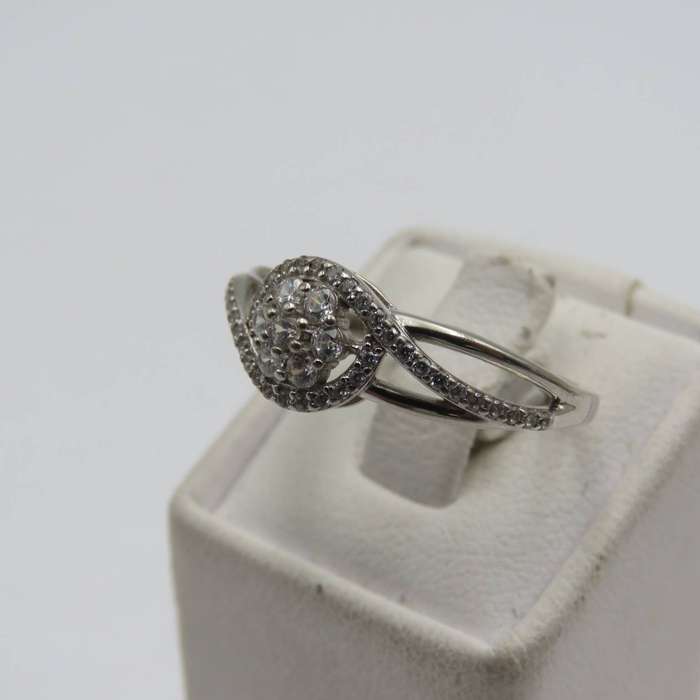 Sterling silver ring with clear stones - weighs 2,4g - size P