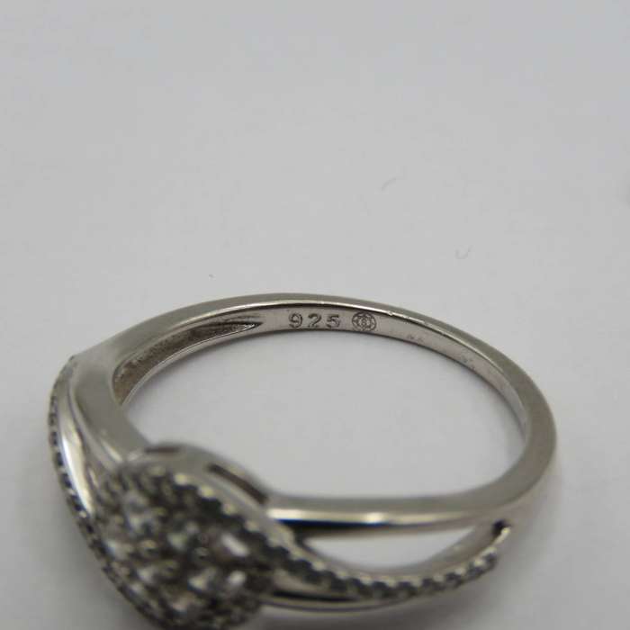 Sterling silver ring with clear stones - weighs 2,4g - size P