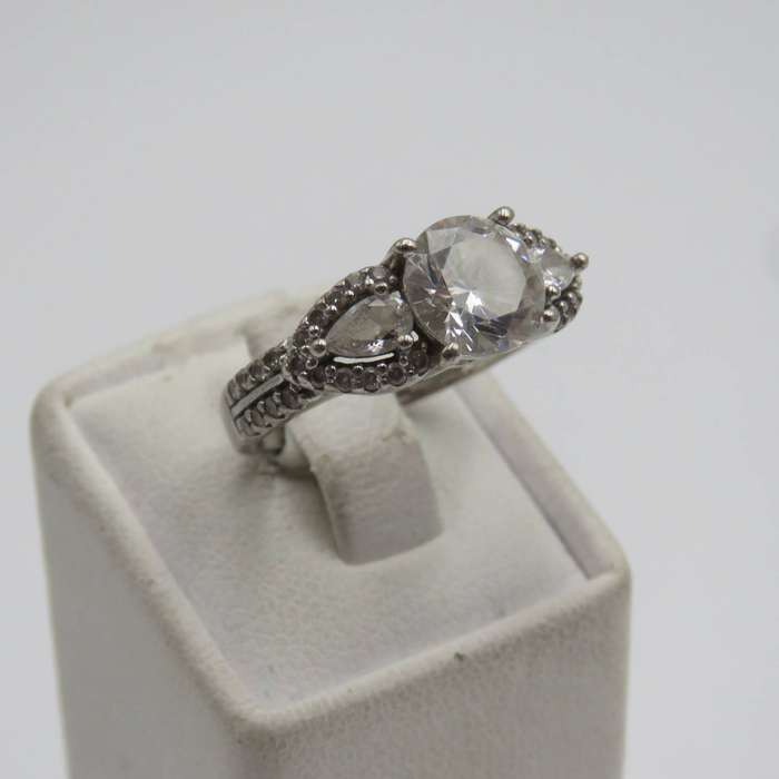 Sterling silver ring with clear stones - weighs 4.1g