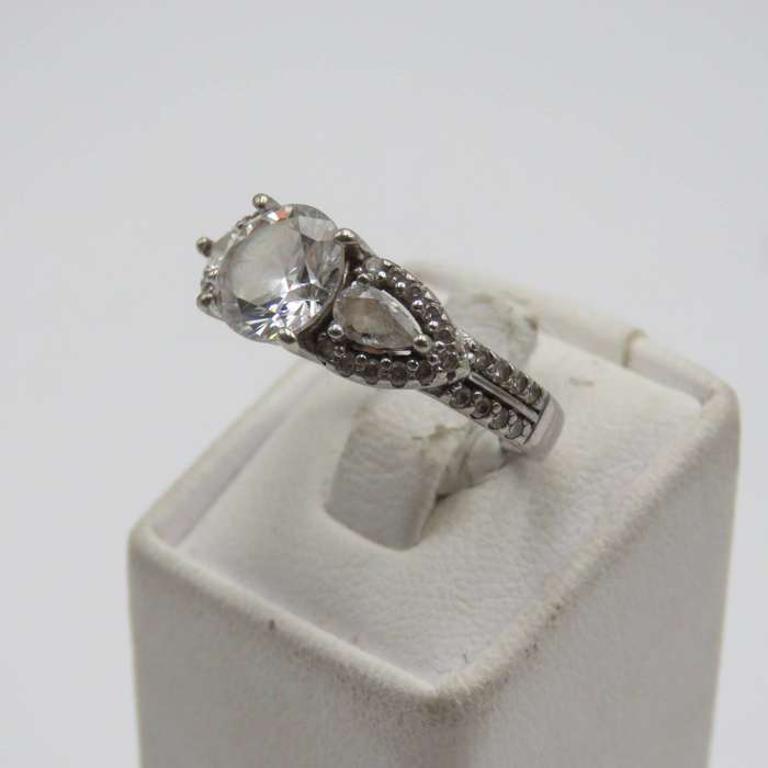 Sterling silver ring with clear stones - weighs 4.1g