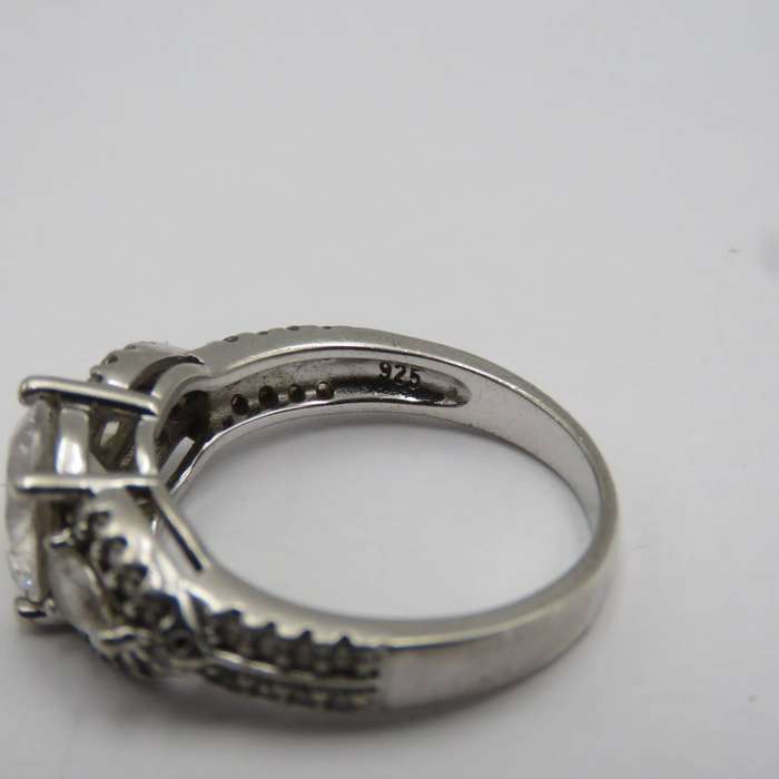Sterling silver ring with clear stones - weighs 4.1g