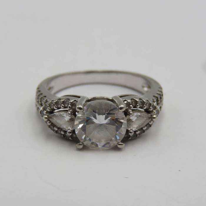 Sterling silver ring with clear stones - weighs 4.1g