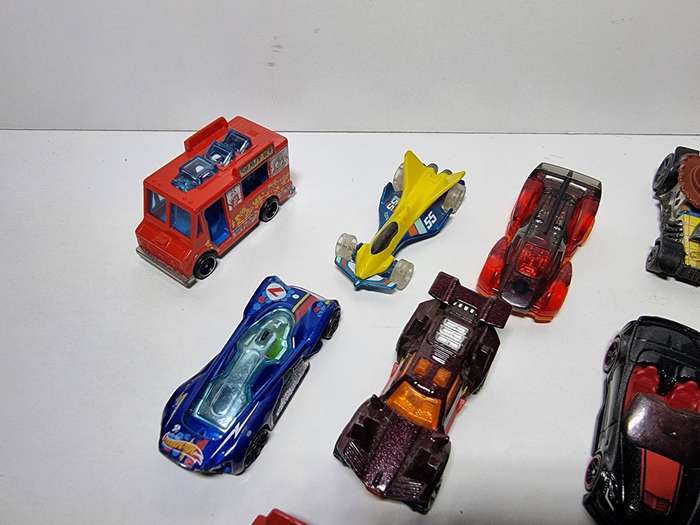 13 Die Cast cars - HotWheels