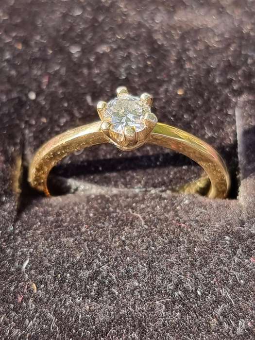 "CERTIFIED" 0,45 Carat NATURAL SOLITATRE DIAMOND" Engagement Ring / 9CT Yellow Gold. "Genuine Gold"