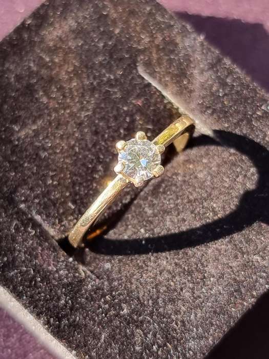 "CERTIFIED" 0,45 Carat NATURAL SOLITATRE DIAMOND" Engagement Ring / 9CT Yellow Gold. "Genuine Gold"