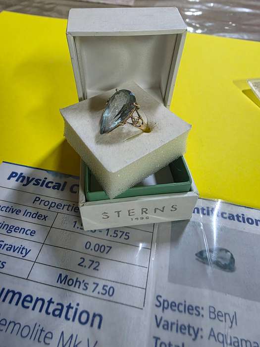 BEAUTIFUL 9CT GOLD CLAW DESIGN RING WITH AQUAMARINE