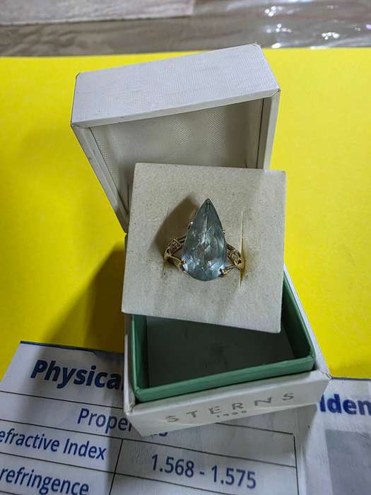 BEAUTIFUL 9CT GOLD CLAW DESIGN RING WITH AQUAMARINE