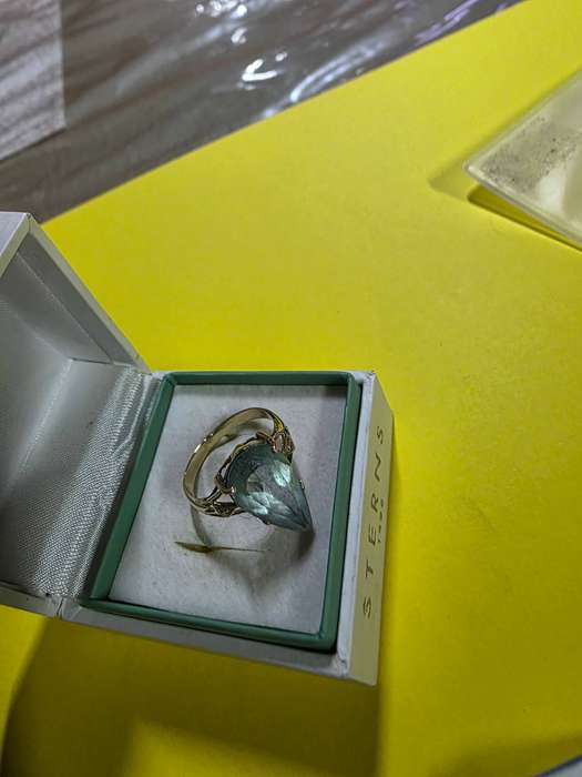 BEAUTIFUL 9CT GOLD CLAW DESIGN RING WITH AQUAMARINE