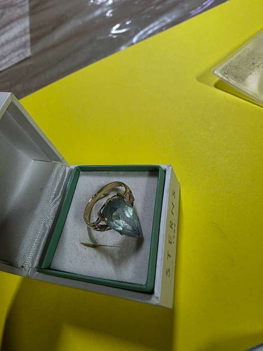 BEAUTIFUL 9CT GOLD CLAW DESIGN RING WITH AQUAMARINE