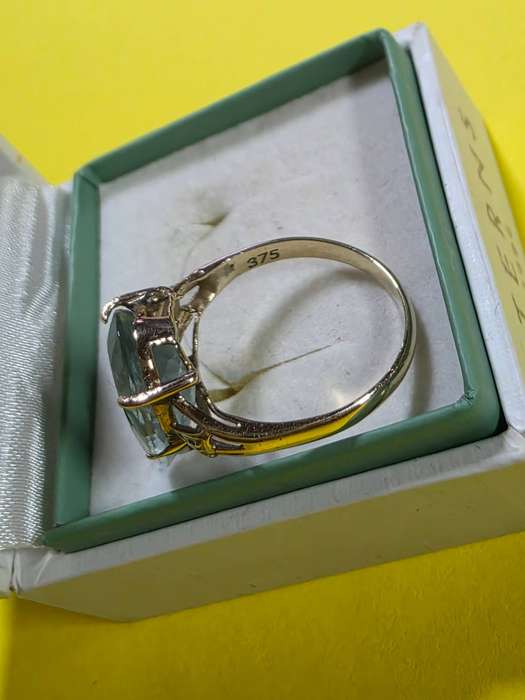 BEAUTIFUL 9CT GOLD CLAW DESIGN RING WITH AQUAMARINE