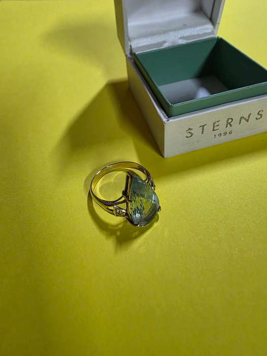 BEAUTIFUL 9CT GOLD CLAW DESIGN RING WITH AQUAMARINE