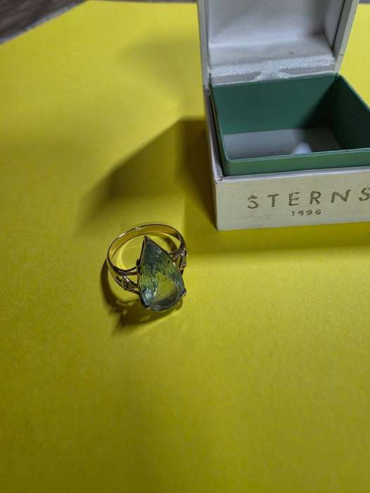 BEAUTIFUL 9CT GOLD CLAW DESIGN RING WITH AQUAMARINE