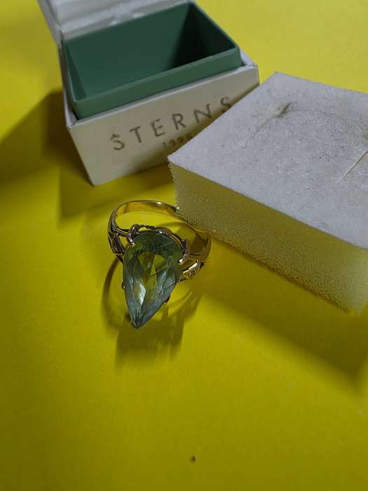 BEAUTIFUL 9CT GOLD CLAW DESIGN RING WITH AQUAMARINE