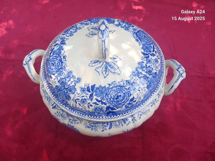 Villeroy and Boch lidded vegetable dish