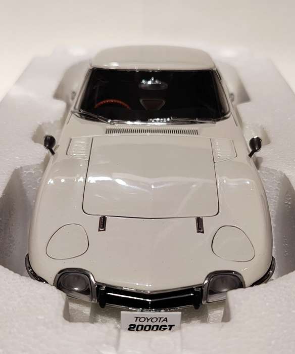 **VERY RARE/Mint/Boxed** 1/18 AUTOart Millennium Toyota 2000GT Coupe (Upgraded) White (78747)