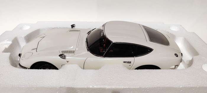 **VERY RARE/Mint/Boxed** 1/18 AUTOart Millennium Toyota 2000GT Coupe (Upgraded) White (78747)